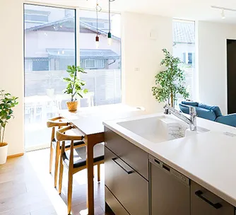 キッチンから庭へのアクセス可能！