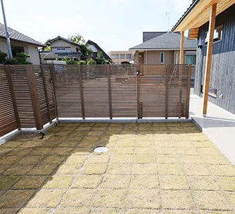 広々とした天然芝の庭スペース有り