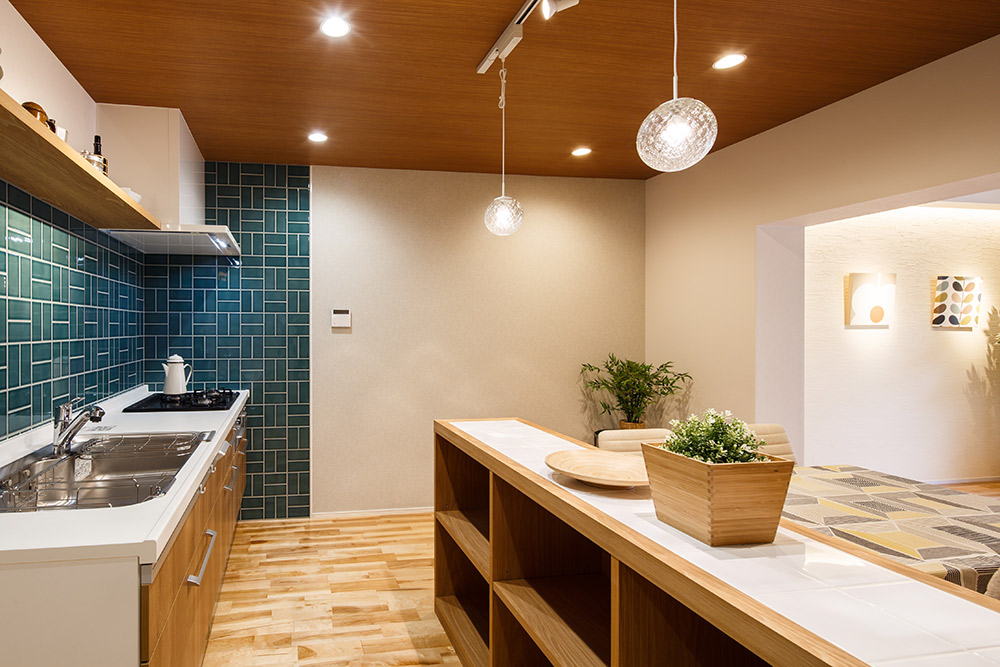 キッチンの壁はデザイン貼りのタイルが部屋のアクセントになっています。