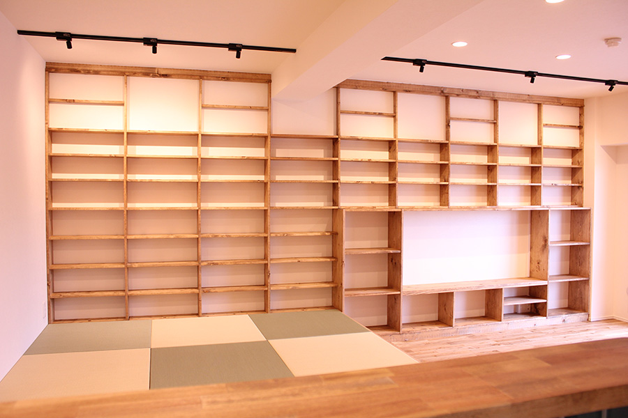 本がお好きなお客様が希望された壁一面のこだわりの本棚。梁の上も棚にし小物や本を飾ることができます。