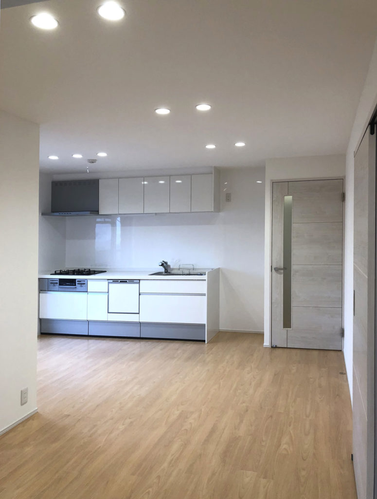 I型キッチンはホワイトカラーを設置。白を基調とした空間にナチュラルな木目の床が良く合います。