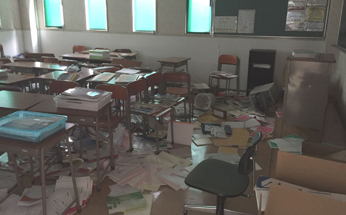 震災直後：教室の様子　何もかもが大きく移動して地震の凄さを物語っていました。