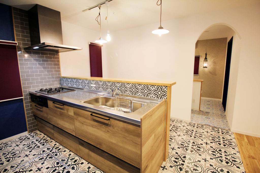 キッチンはクリナップのラクエラを採用しました。腰壁には、柄が特徴的なモロッコタイルを使用し、エキゾチックな空間を演出しています。フリースペースは可愛いアーチ型の出入口が目印です。