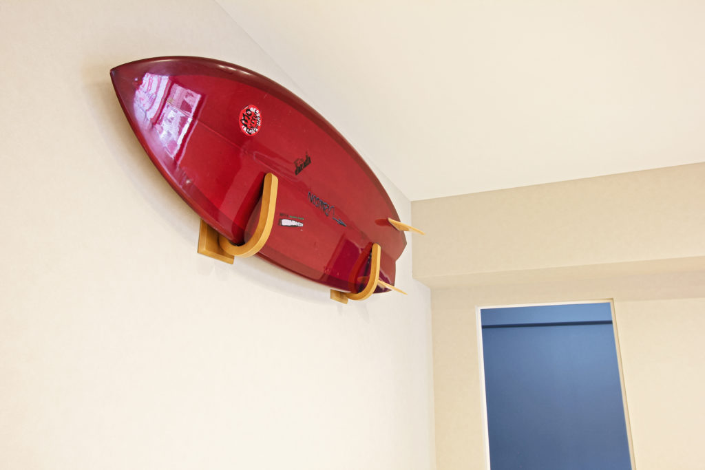 リビングにはご主人の趣味であるサーフィンのサーフボードを壁に飾れるように工夫しました。