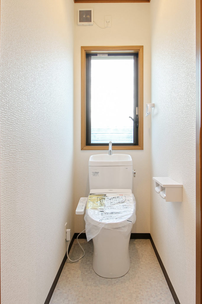 トイレは壁紙とCFシートの貼替、便器はTOTOのピュアレストQRを設置しました。
