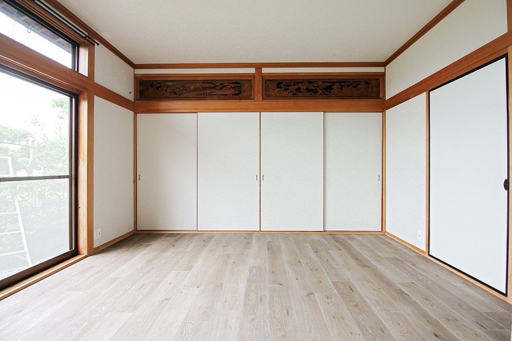 和室の欄間は残しておきたいとのご要望で、リビングと和室を襖で仕切るデザインにしました。床にはフローリング調のフロアタイルを貼りました。