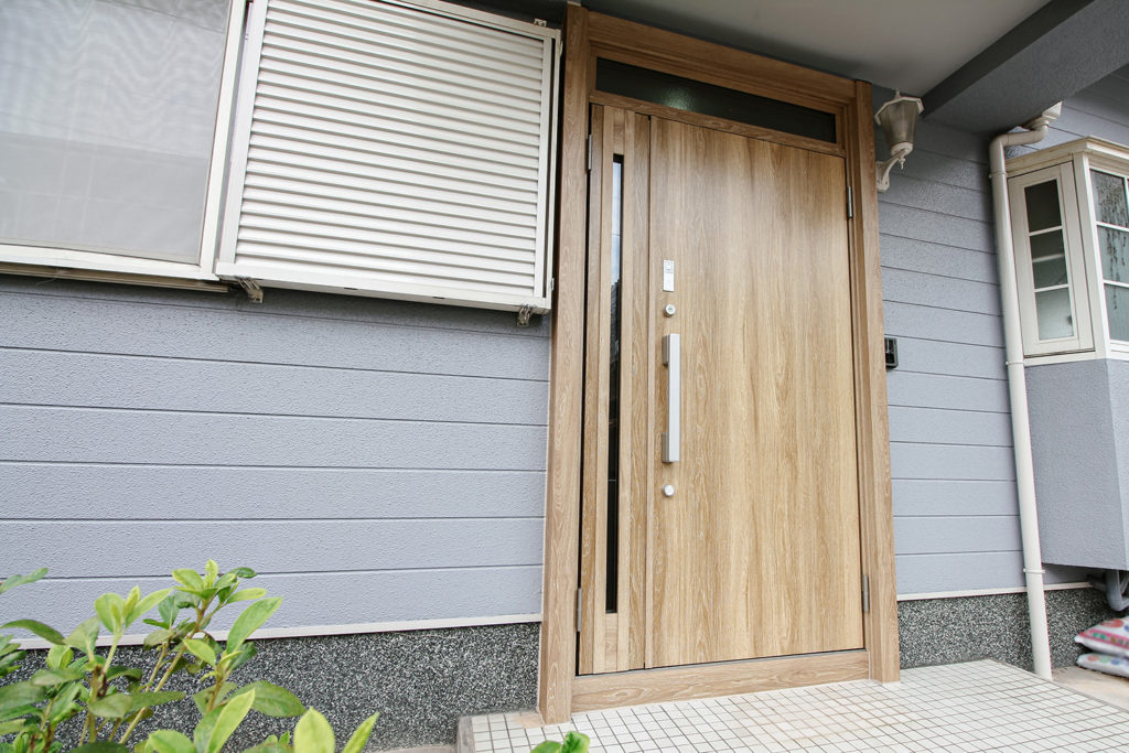 LIXILのリフォーム用玄関ドア「リシェント」のシュガーオーク色を取り付けました。