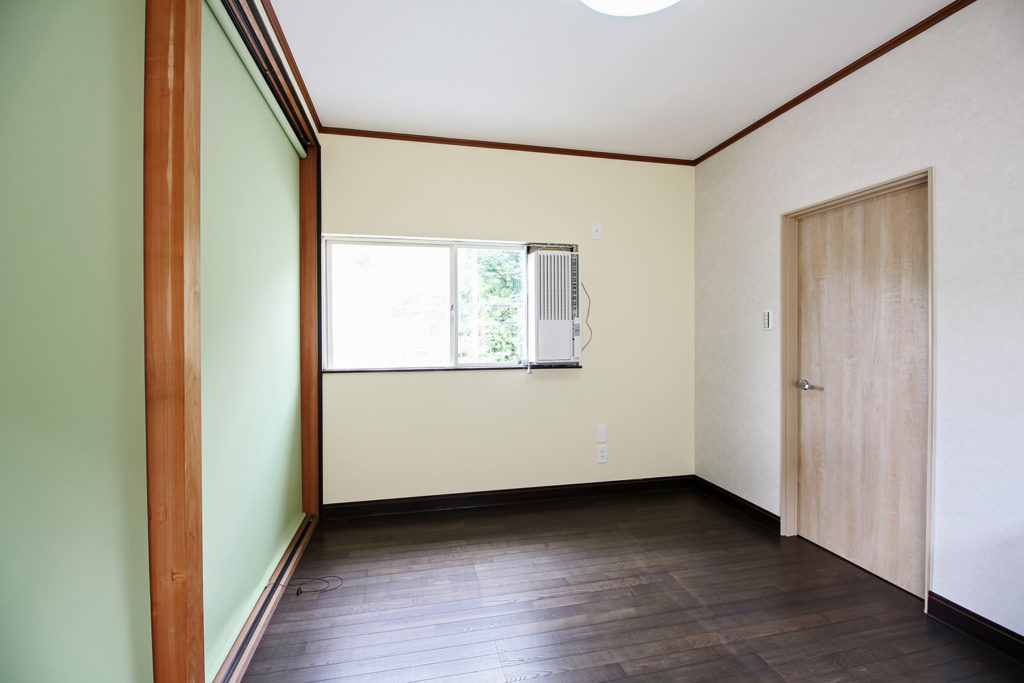 2階の寝室は黄色の壁紙をアクセントに使用しました。クローゼット部分は開閉がしやすいようロールスクリーンを取り付けました。