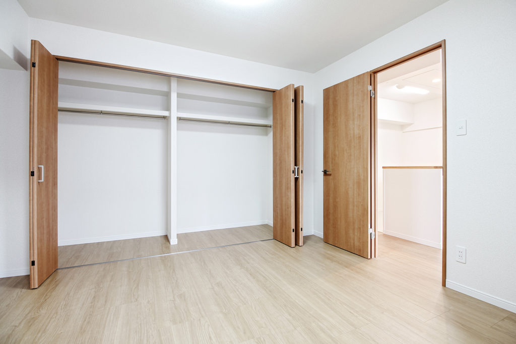 洋室は、和室の引戸を設置したため、洋室の扉を少し移動させました。大きなクローゼットが魅力的なお部屋です。