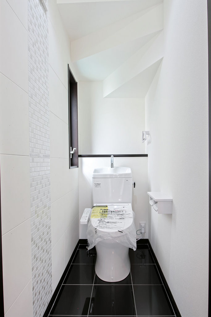 トイレはTOTOのピュアレストQRを設置しました。