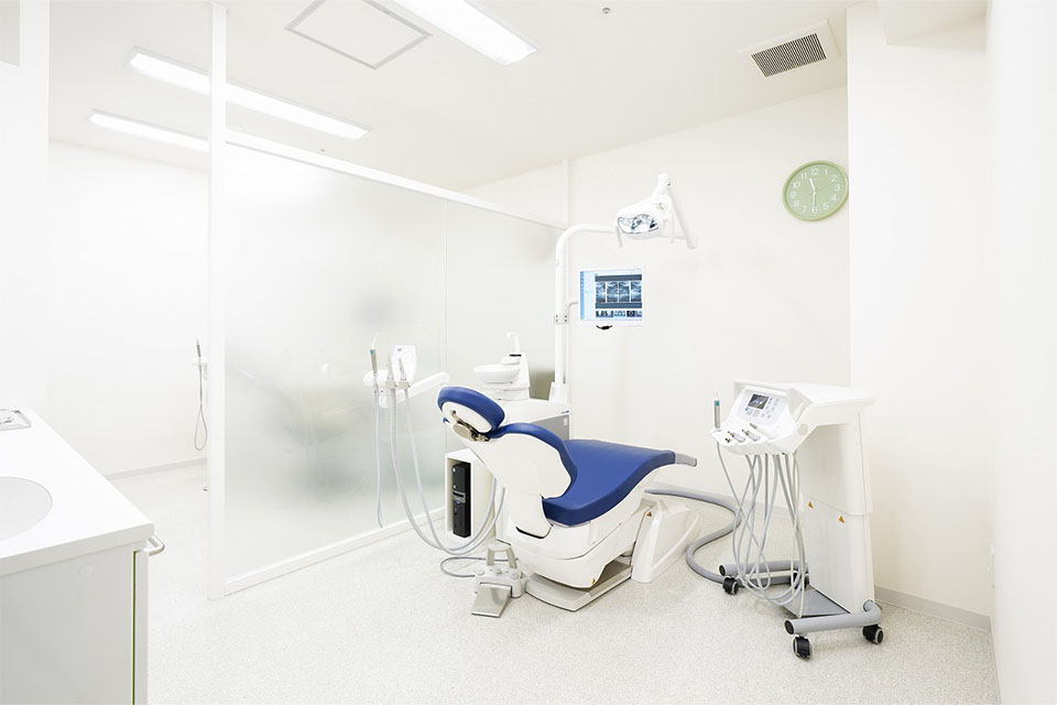 診療室は、配置や寸法を詳細まで詰めて設計しており細部へのこだわりが非常に高い空間となっています。