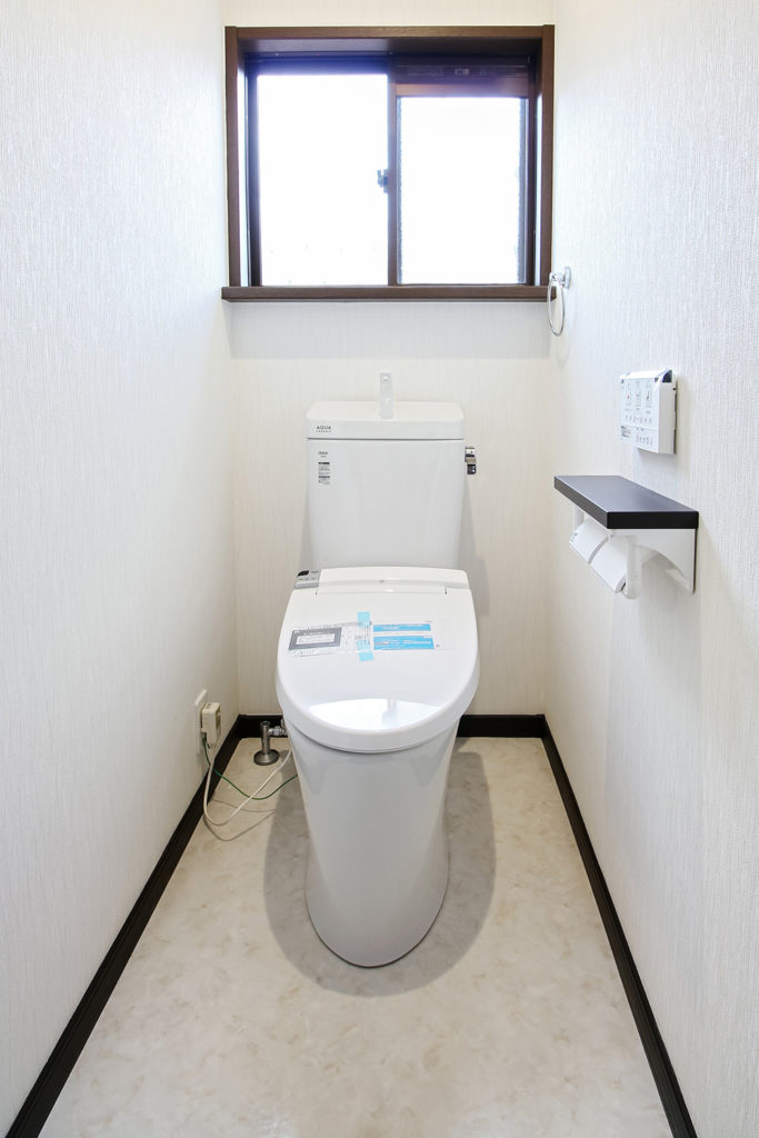 トイレは、LIXILのアメージュZ便器を設置しました。フチレス形状でお掃除もラクラクです。