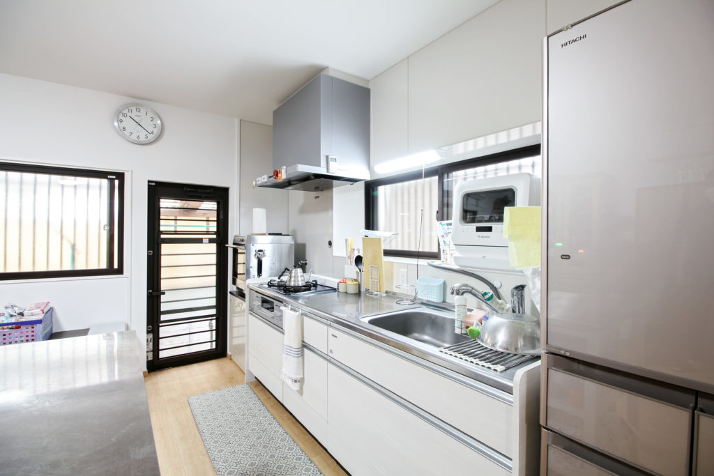 キッチンはタカラスタンダードのグレーシアを設置。キッチンパネルはマグネット式になっており、穴をあけずにマグネット式のラックやフックを好きなところに取り付けることができます。