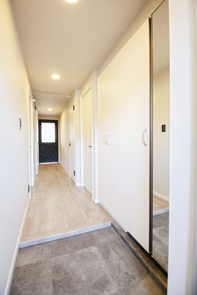廊下は建具やクロス、床材など全体的に薄い色でまとまっており、シンプルでモダンな空間となっています。