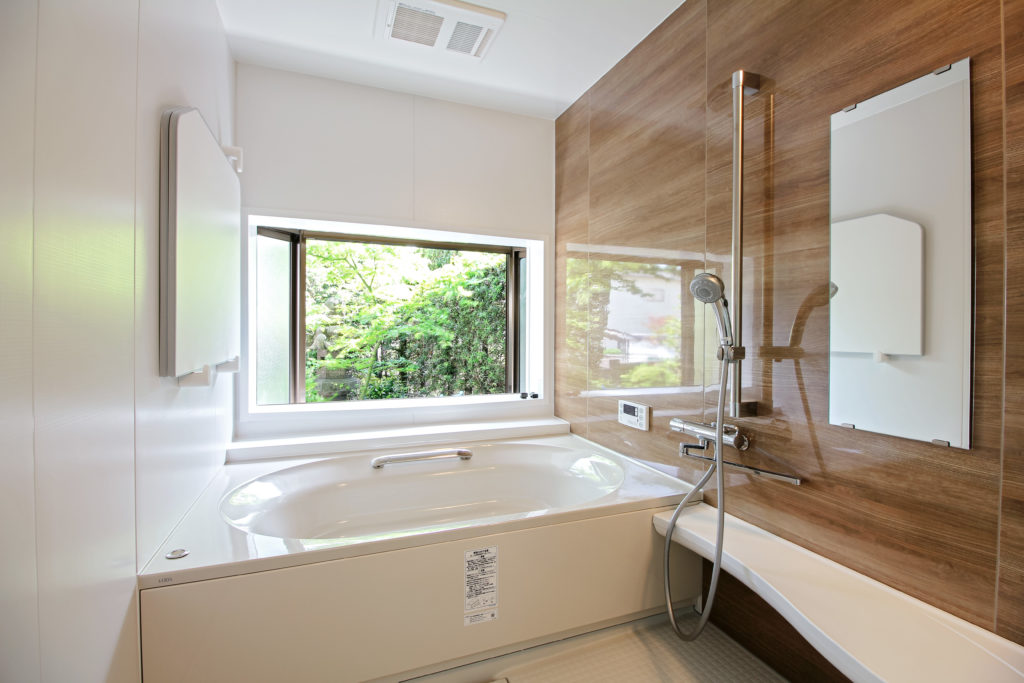 在来式の浴室を木目のアクセントパネルがモダンで素敵なユニットバスに変えました。