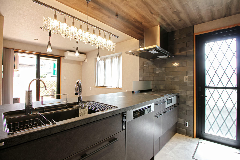 キッチンはLIXLのリシェルSIを採用しました。壁面には名古屋モザイク工業の「キャンプディーゼル」3種ランダムに張りました。