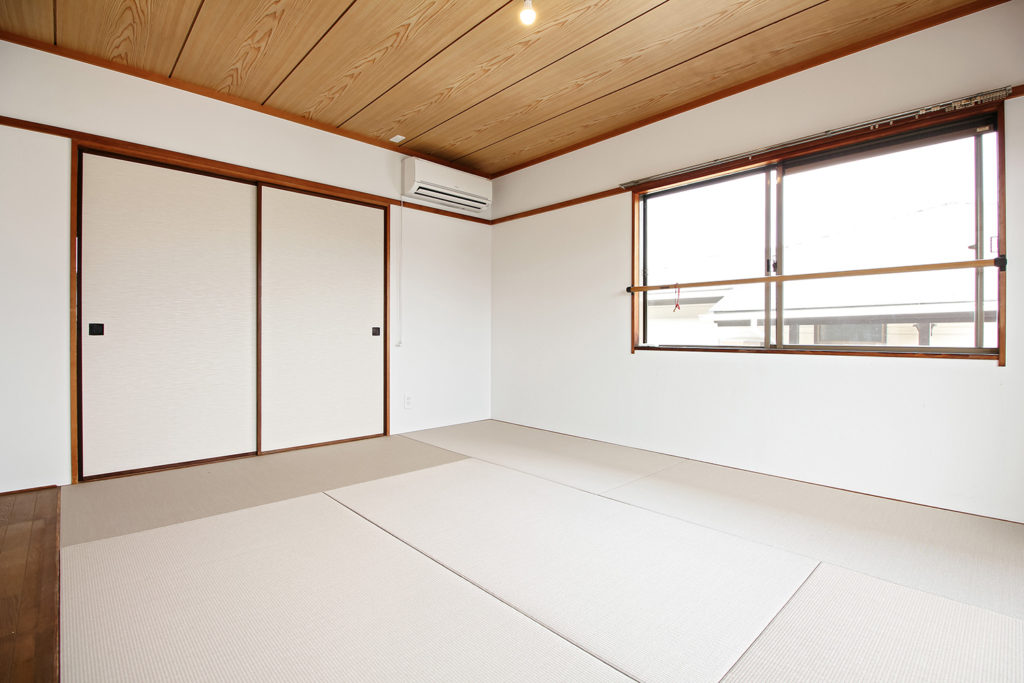 2階の和室は、ベージュ系の縁なし畳に敷き替えてナチュラルな印象に仕上げました。