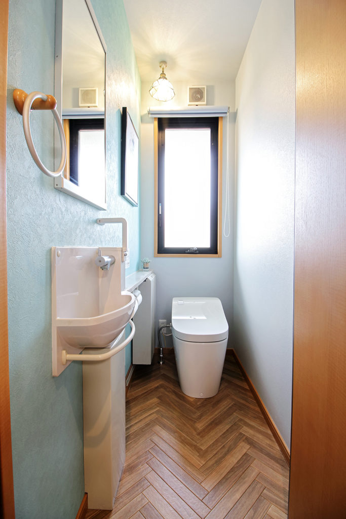 2階のトイレはアラウーノを採用、1階とは雰囲気を替えて可愛らしい空間へ生まれ変わりました。