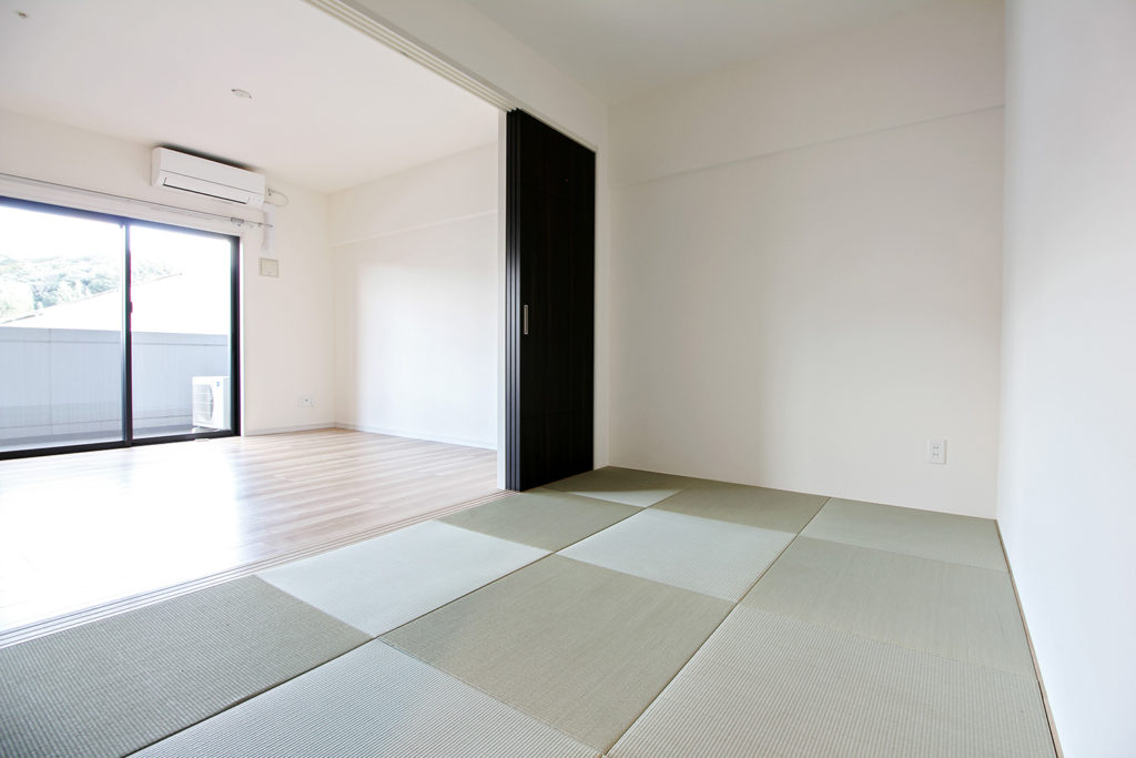 和室は琉球畳に敷き替えました。市松敷きで網目の向きを変えるだけで市松模様に見える敷き方です。