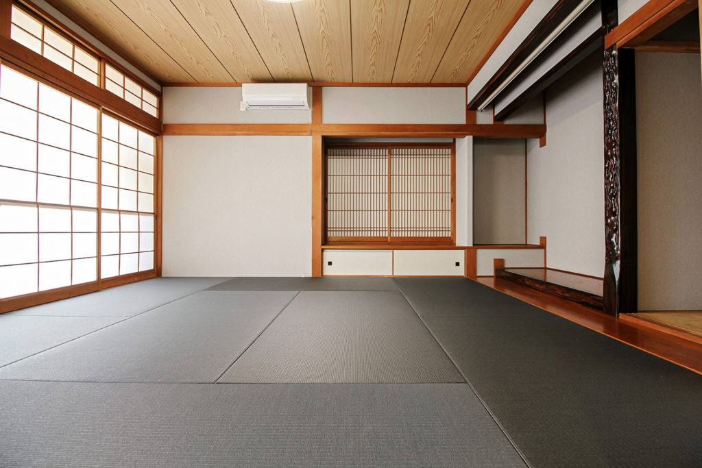 和室の畳をシックなグレー系の琉球畳にしました。