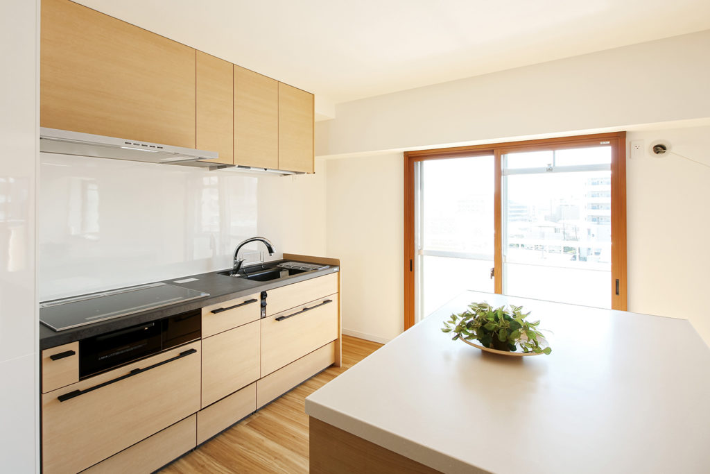 キッチンはLIXIL「リシェルSI」I型キッチン+アイランド収納を採用し、広々とした調理スペースを確保しました。