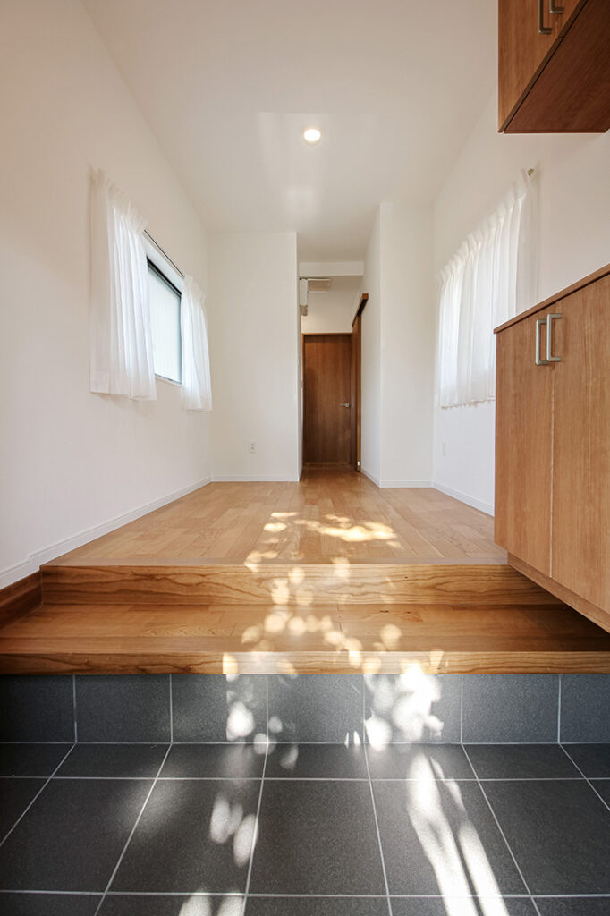 玄関タイルはオオムラのグレイソイルを使用しました。明るい玄関にグレーを入れてグッと引き締めた印象に。
