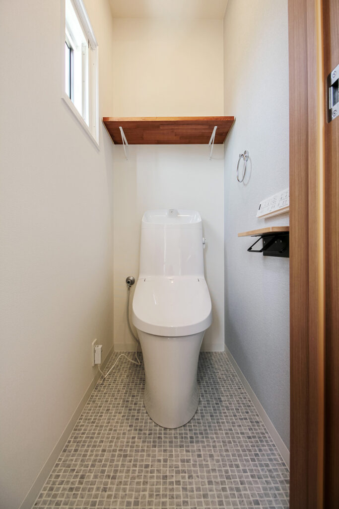 2階のトイレは白と青を基調とした清潔感ある空間に仕上げました。