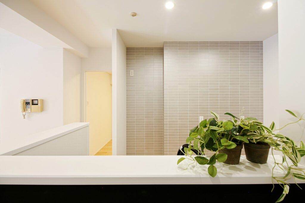 キッチンの背面は撥水加工付きのタイル柄壁紙にし、清潔感とおしゃれを兼ね備えた空間に。