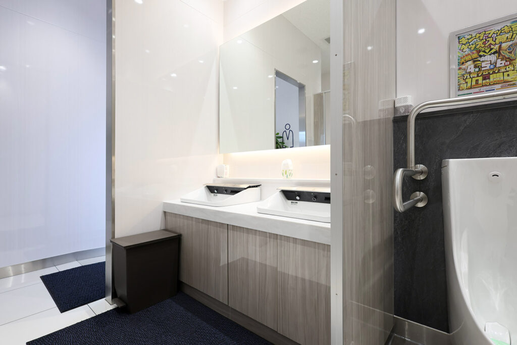男子トイレを新設しました。多機能洗面器を新たに採用し、白を基調とした清潔感ある空間を意識しました。