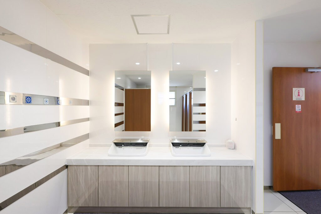 既存の女子トイレも洗面化粧台を新しくしました。3人用の広さでしたが、あえて2人用に変えてゆったり利用できるサイズに変更しました。