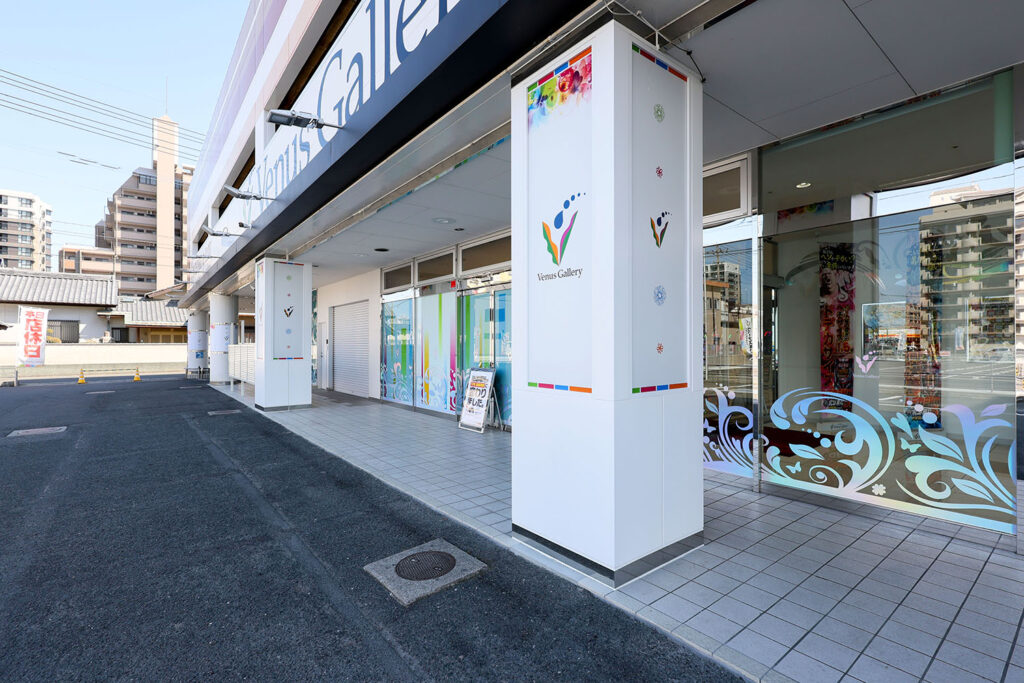 来場者が必ず目にする屋外の柱看板。円柱から4面全てロゴサインが入れられる行灯看板に生まれ変わりました。