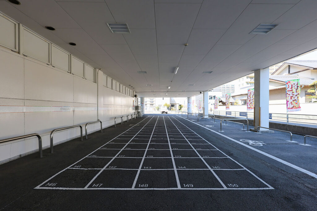駐輪場、身体障害者用駐車場など白線が消えていた部分は引き直しました。あわせてオープン前の入場列（150人用）ボックスも新たに設けました。