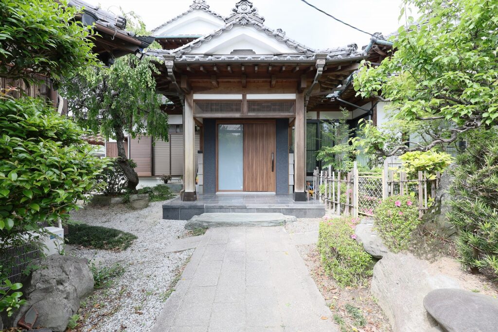 伝統的な趣を大切にしながら、実家を二世帯住宅へとリノベーションしました。格式ある玄関まわりの意匠はそのままに、新しい玄関ドアや外壁材を採用することで、落ち着いた中にも現代らしい表情をプラス。家族が世代を超えて心地よく暮らせるように、住まいの“つながり”を大切に整えました。