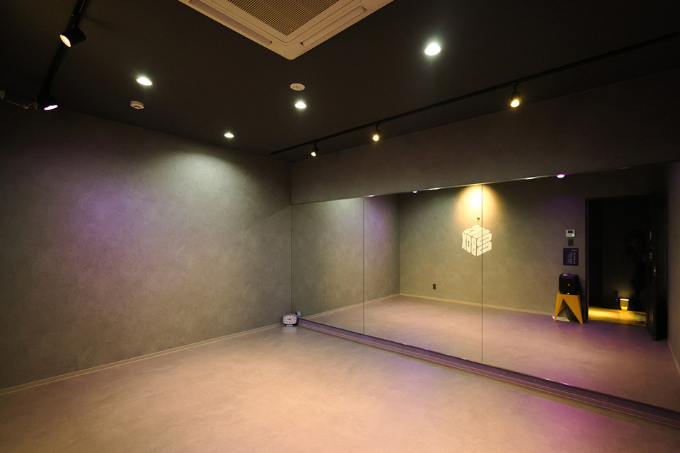 1F：スタジオC。内装は、お客様のイメージに合うサンプルを多くご用意し、選定していただきました。