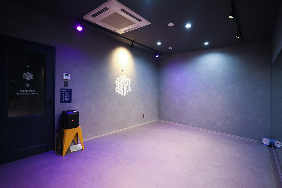 1F：スタジオC。床はダンスの際のクッション性を考慮した素材になっています。