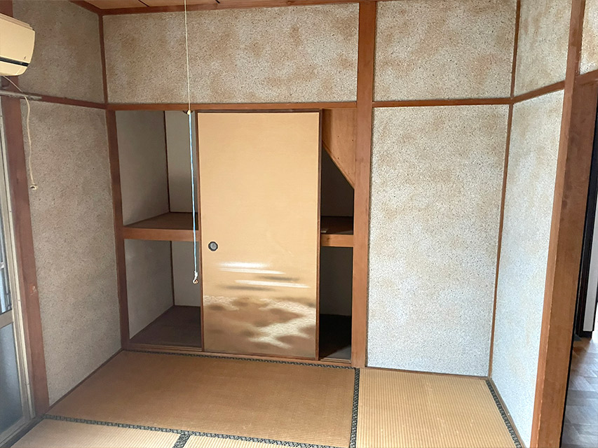 リノベーション前の和室の様子。畳敷きの床と押し入れ、古いふすまが残る状態を記録した室内写真