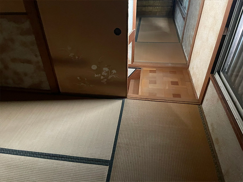 リノベーション前の住まいで、階段の手前にあるフローリングの踏み込み部分を記録した写真