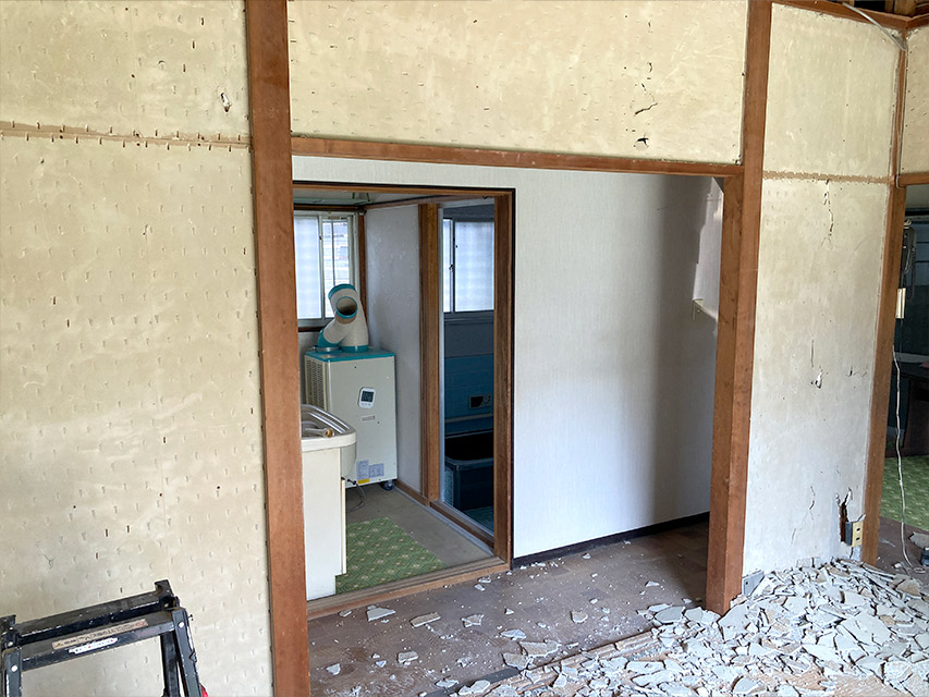 内装解体が進む室内の様子。壁材が取り外され、床には撤去した破片が散らばる状態を記録した写真