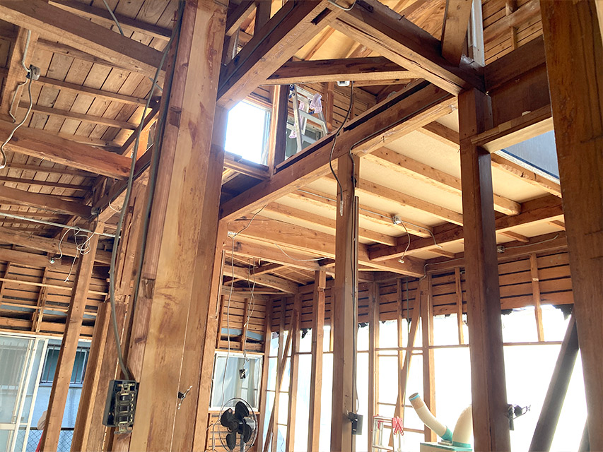 室内の解体が進み、柱や梁などの木造の骨組みが露わになった様子を写した写真