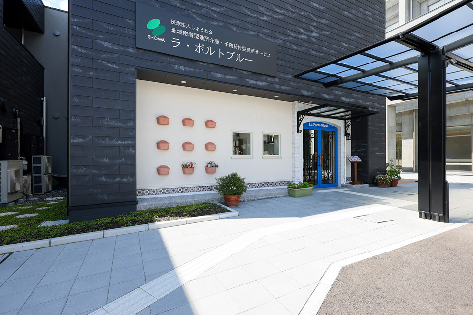 白壁と幸福を招く青い扉［La Porte Bleue］ の家が連なる美しい南フランスの家をコンセプトにデザインしました。