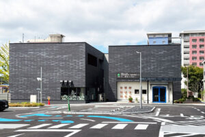 黒崎のダンススタジオ「DOORS UNLOCKED」2FスタジオA入口前。レッスン風景が見えるように製作したオリジナルのガラスFIX窓を設けたデザイン。