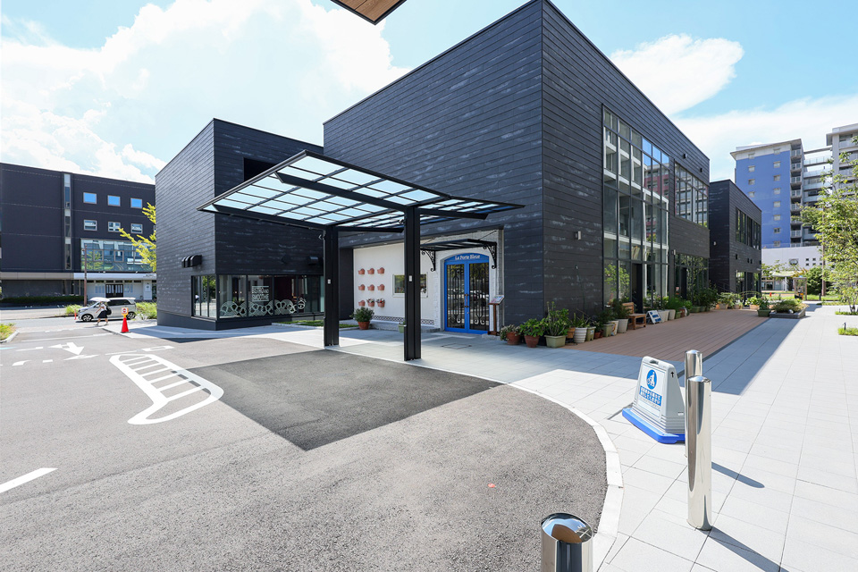 ラ・ポルトブルーはご利用者が 運動や屋外活動での体つくりや利用者様個々の趣味等に合わせた活動を行い、楽しみながら役割や在宅生活の活動を広げられるように応援する施設です。  