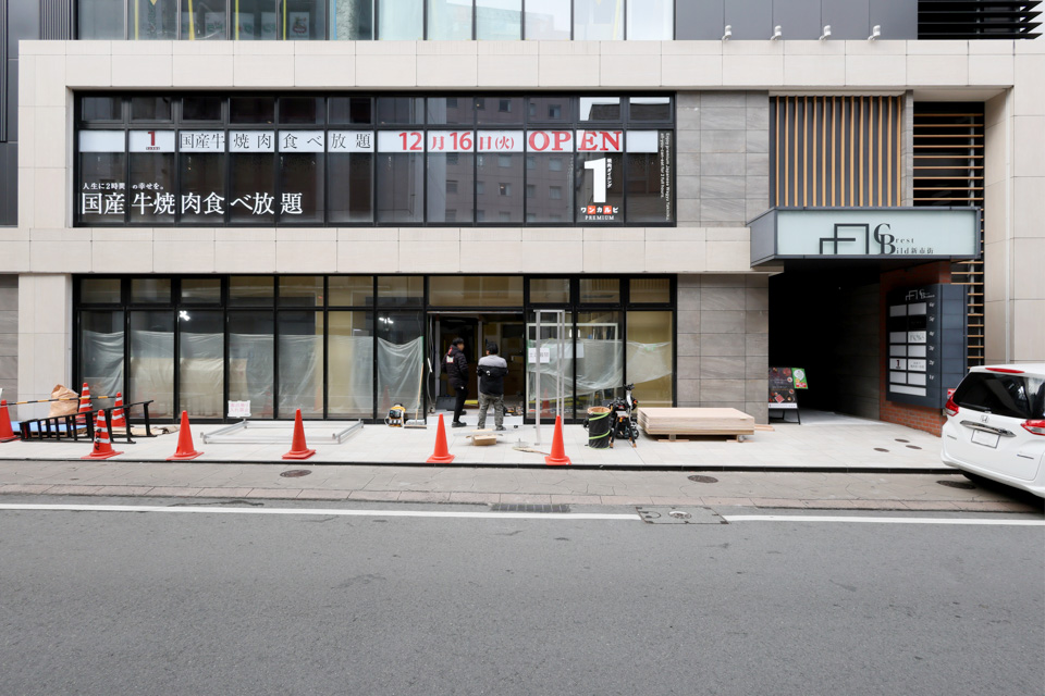 建物ファサード：完工して５年のビルですが、コロナ禍もあり新規入店にて施工させて頂きました。繁華街の中心部で、賑やかな雰囲気です。