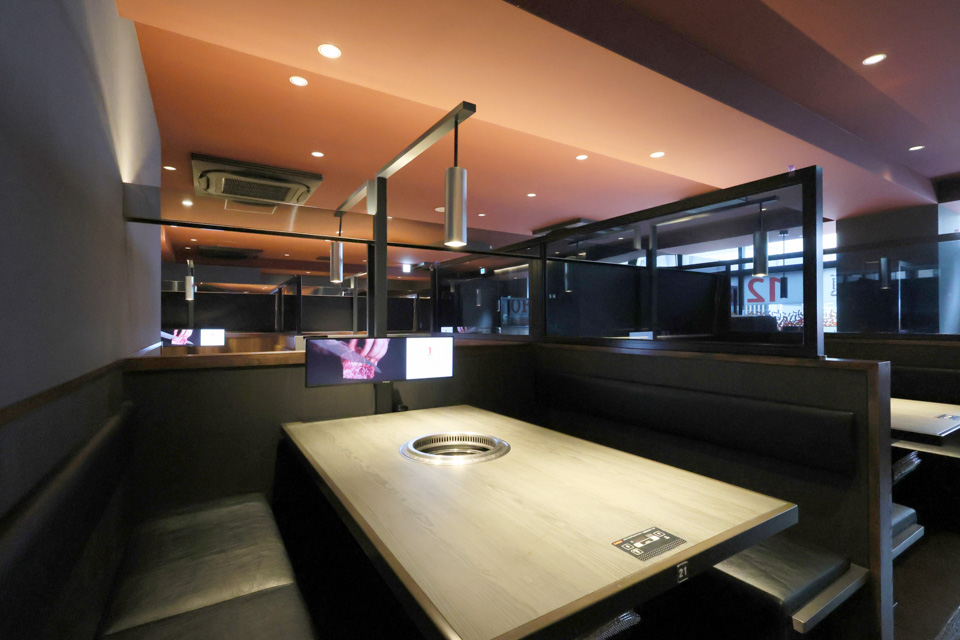 客席は、テーブルも大きく、落ち着いた木目と色調で寛ぐ雰囲気で、天井は仕切り上部にあるLED照明で、ほんのり明るく眩しさがない配灯で落ち着いて焼肉が楽しめます。