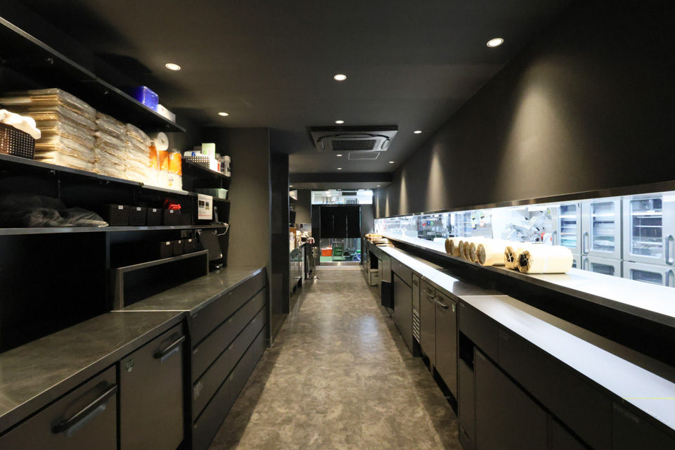 パントリー内部は、多くの収納、引き出しで配膳、下げものがスムーズに行えるように、一直線で無駄な動きがありません。