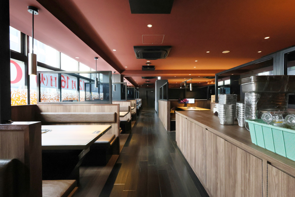 窓側客席：店内の仕切りや什器は落ちついた木目、床は明度を抑えたフローリング調で年齢を問わないシックな色合いです。 隣席とも隔てスクリーンが設置してあるので干渉する事なく、お食事が楽しめます。