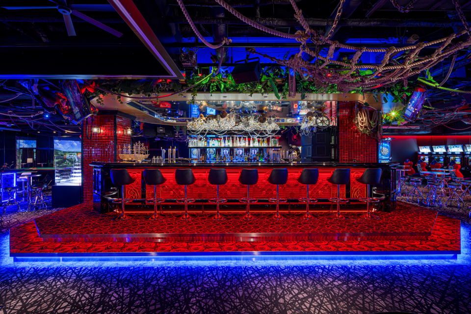 エントランスを抜けると、迫力のあるメインバーがお客様をお出迎えいたします。赤を基調とした空間がミステリアスな雰囲気をさらに引き立てます。