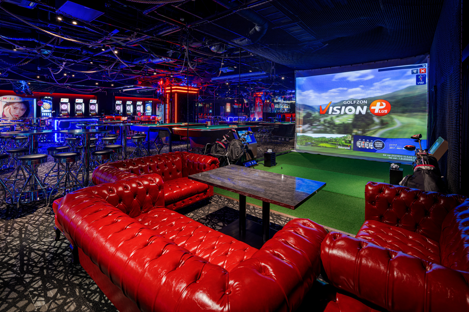 シミュレーションゴルフブース。ネットの製作など、仕込み工事にはシミュレーションゴルフ会社との連携が重要になります。綿密な打合せを行い、お客様に満足いただける空間に仕上げました。