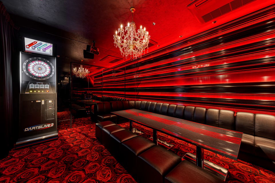 VIPルームは、他の店内とは差別化し、造作・金物・照明などゴージャスな空間に仕上げました。