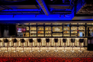 キラキラと輝くバーカウンター